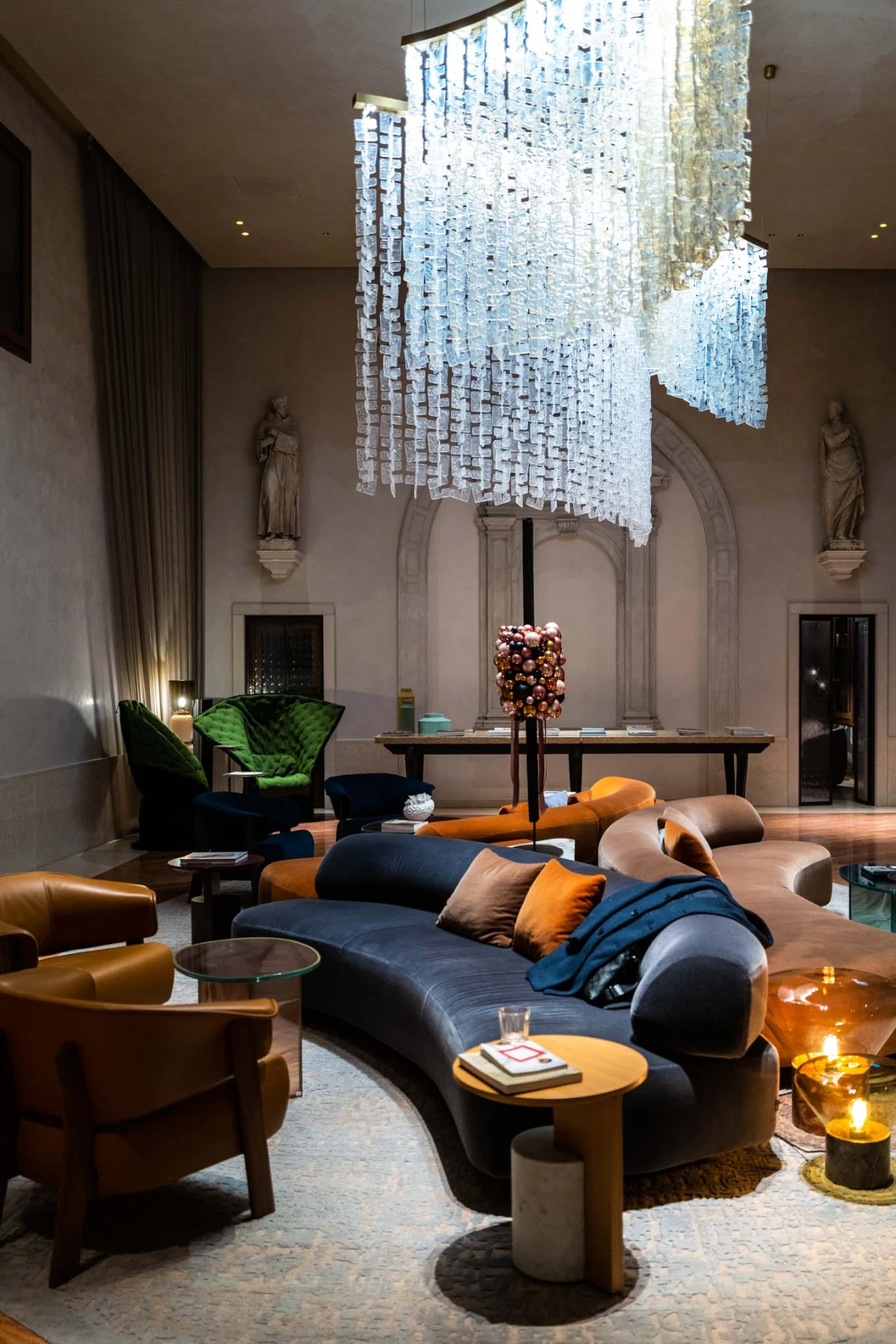 Contemporary lounge at Ca’ di Dio Venice with sculptural seating and dramatic glass lighting