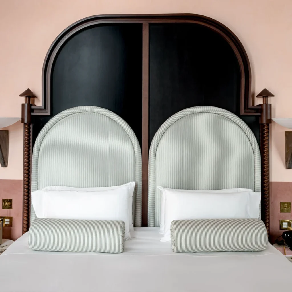 Minimalist guest room at Il Palazzo Experimental Venice with sculptural twin headboards