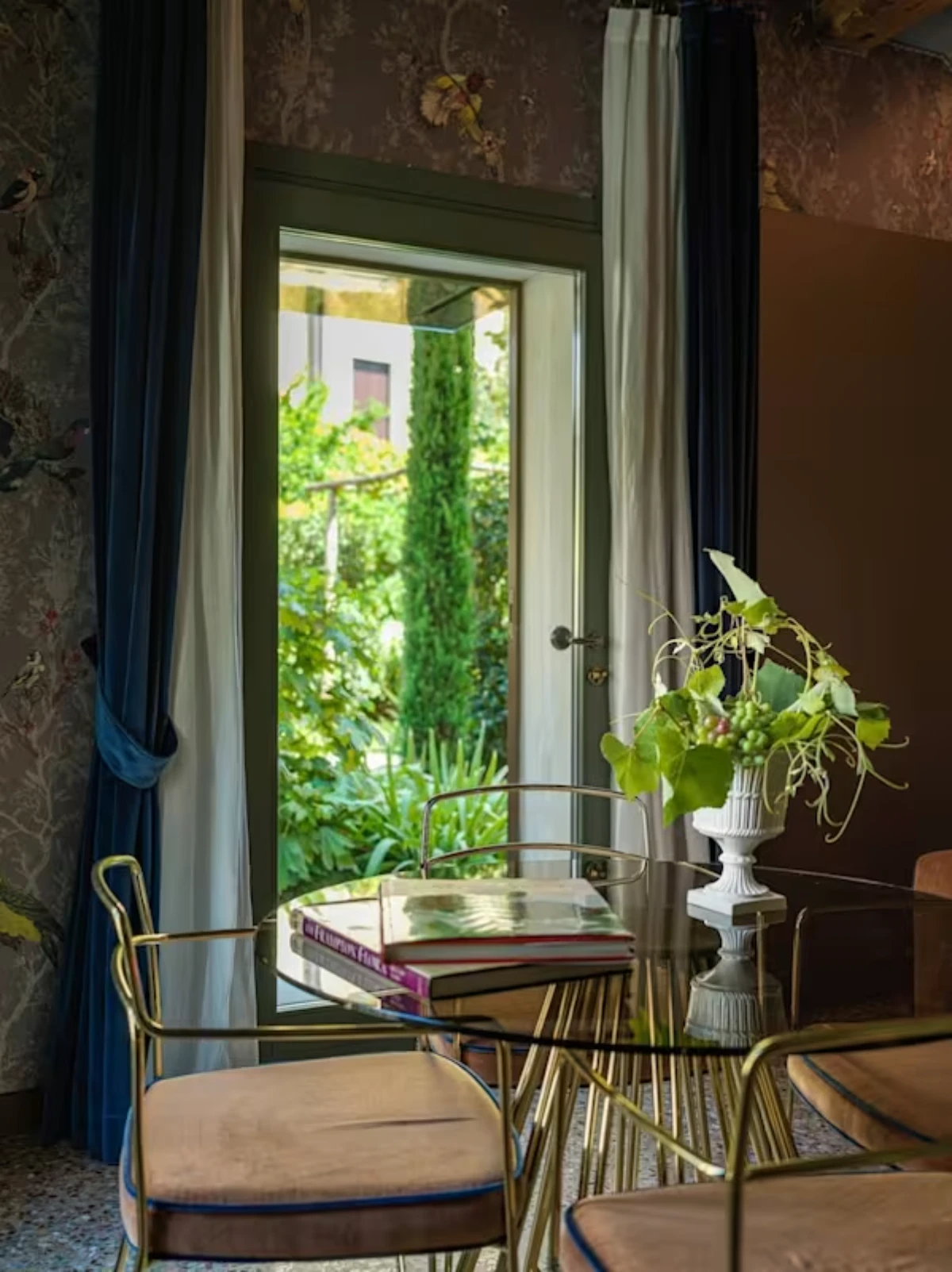 Intimate lounge at Madama Garden Retreat Venice with garden views and rich botanical interiors